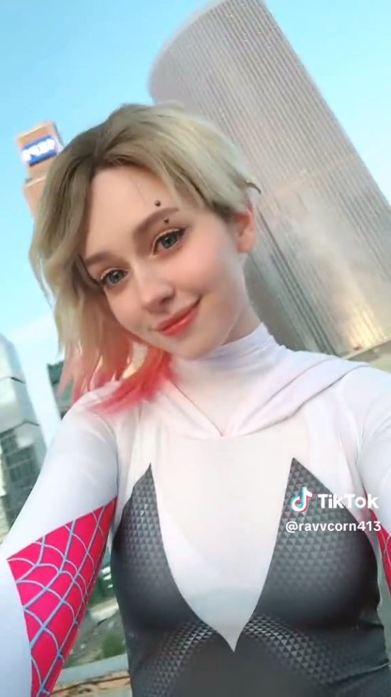Russian Cosplayer Ravvcorn413 Showcases Stunning Spider-Gwen COS: Youthful and Eye-catching!
