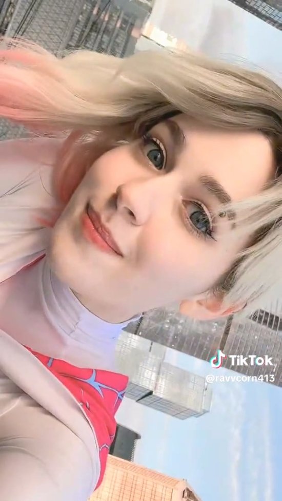 Russian Cosplayer Ravvcorn413 Showcases Stunning Spider-Gwen COS: Youthful and Eye-catching!