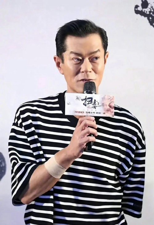 Controversy Surrounds Louis Koo's Eyebrows: Netizens Speculate on Cosmetic Procedures