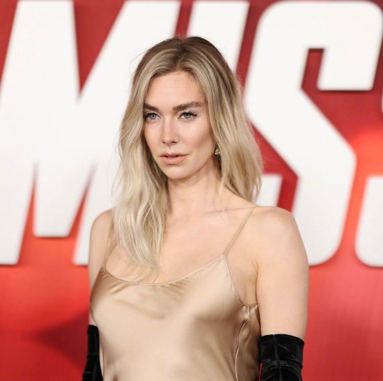 Vanessa Kirby stuns at the premiere of 'Mission: Impossible 7', exuding an icy and glamorous aura!