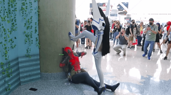 Deadpool Invades Comic Con with His Usual Mischief: COSplayers Take the Initiative!