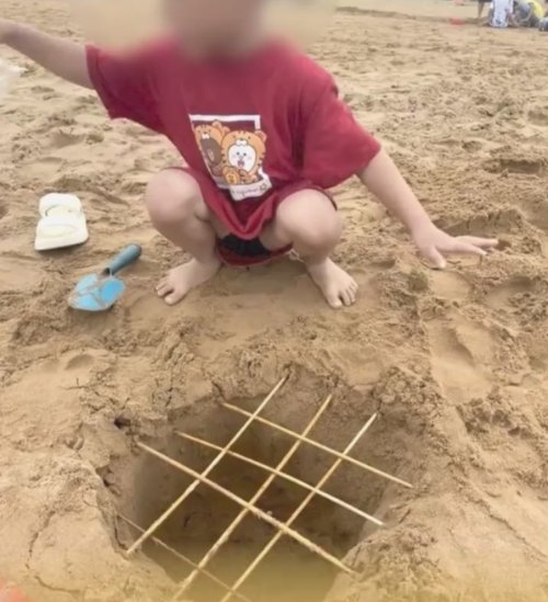 母亲晒孩子在沙滩做竹签圈套引争议 网友：真熊家长