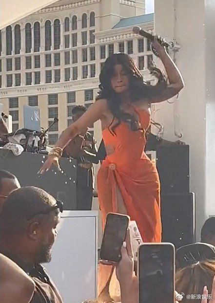 Cardi B Confrontation with Fan Throwing Microphone After Being Splashed
