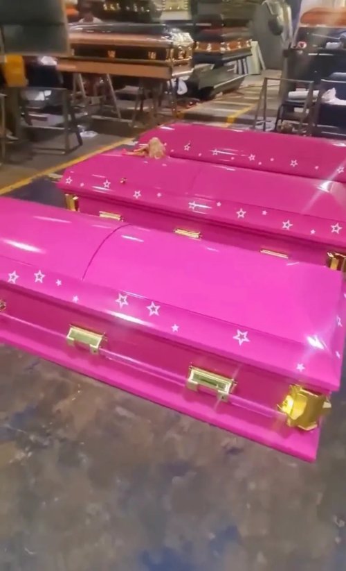 粉紅色狂潮：殯儀館推出芭比風格棺材