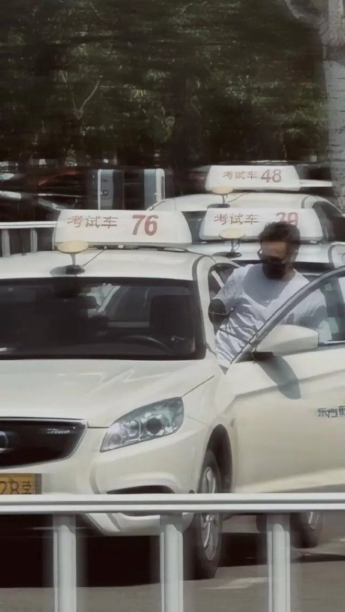 Internet Buzz as Fans Spot Zhang Songwen Taking His Driving Test for the Third Time