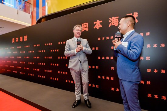 諾蘭亮相《奧本海默》臺灣首映禮：熱情給影迷簽名