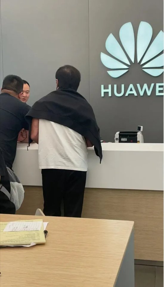 Jackie Chan Makes Surprise Appearance at Huawei Physical Store, Also Purchases Mate Series Phone