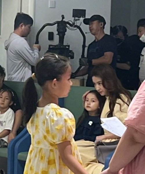 Internet User Encounters Liu Yifei Filming in Hospital - Radiant in a Yellow Dress