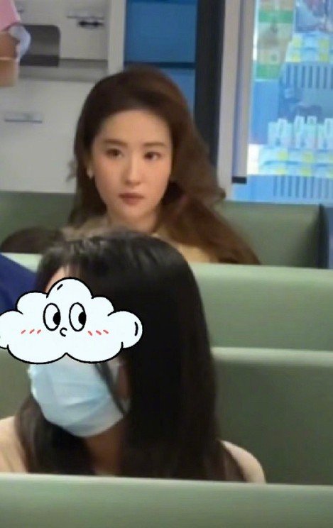 網友在醫院偶遇劉亦菲拍戲 黃裙清爽生圖狀態很好