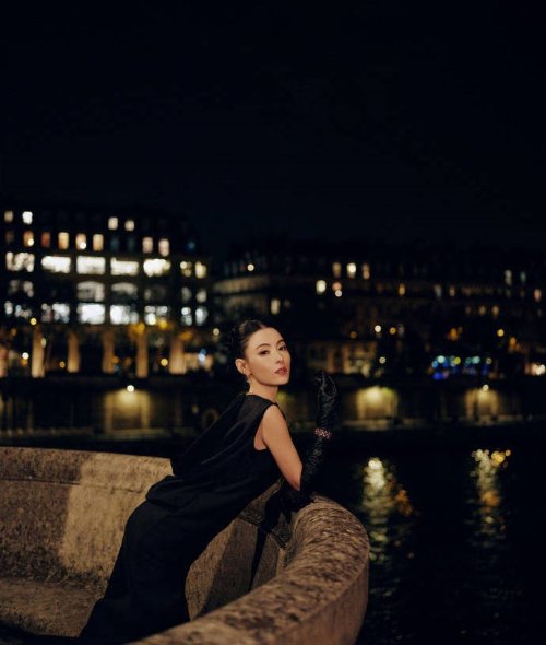 Zhang Baizhi Stuns at Paris Fashion Week in Hepburn-style Little Black Dress, Radiating Elegance