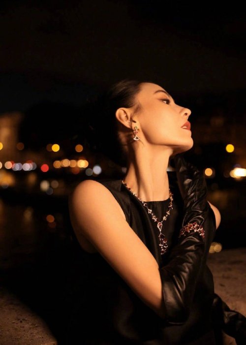 Zhang Baizhi Stuns at Paris Fashion Week in Hepburn-style Little Black Dress, Radiating Elegance