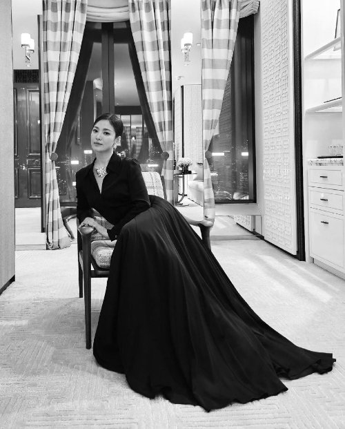 宋慧喬分享香港晚宴美照 黑裝禮服裙優雅迷人