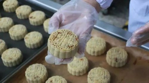 广西柳州螺蛳粉月饼出圈 跨界美食成中国年轻人新宠
