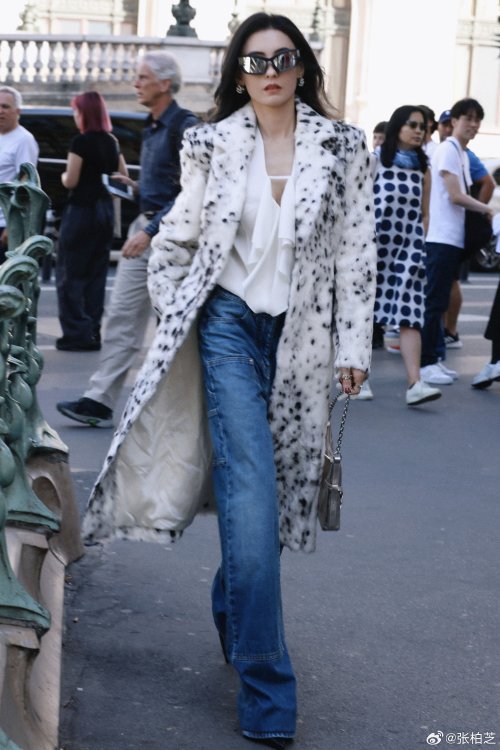 Cecilia Cheung Shares Stylish Paris Street Photos – Effortlessly Chic in Leopard Print and Jeans