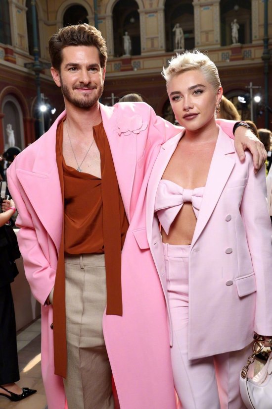 加菲爾德、楊紫亮相巴黎時裝周  並肩觀賞時尚匯演