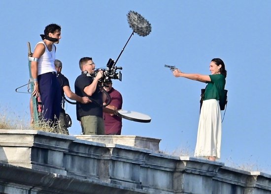 Gal Gadot and Aquaman in New Movie Set Photos: Standoff with Firearms
