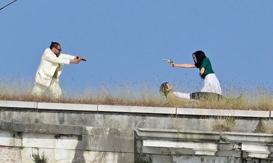 蓋兒·嘉朵、海王新片拍攝現場照曝光：雙方持槍對峙