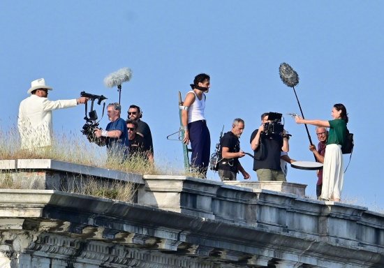 Gal Gadot and Aquaman in New Movie Set Photos: Standoff with Firearms