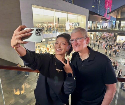 Singer Jiang Yingrong Encounters Apple CEO Tim Cook in Chengdu and Poses for a Photo