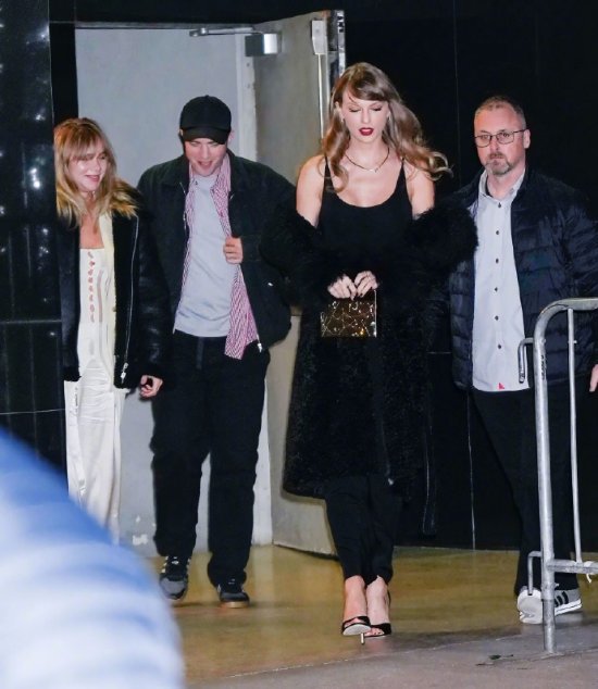 Taylor Swift, Pattinson Shine at Premiere: Timeless Elegance
