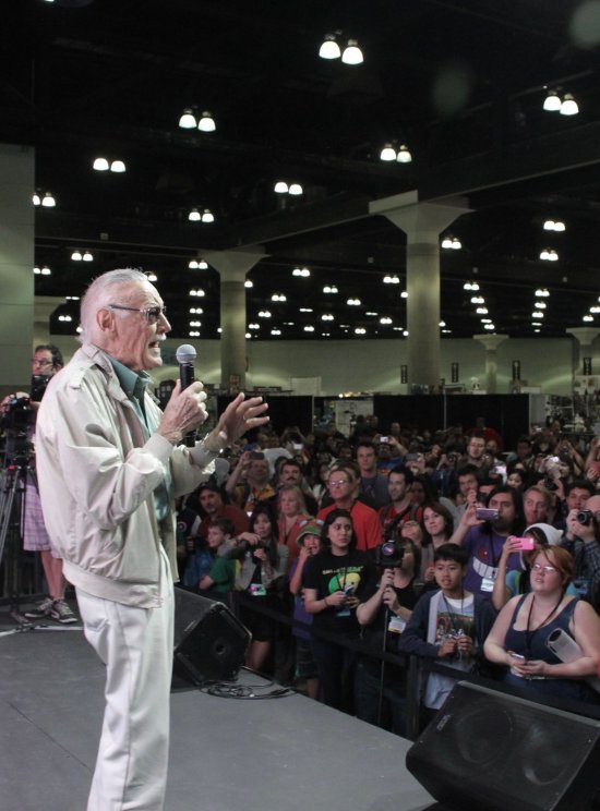 Official Release of Multiple Old Photos of Stan Lee: The Grandfather Left Us Five Years Ago!