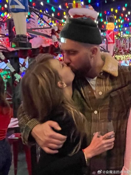 Taylor Swift and Boyfriend Travis Kelce Release New Sweet Photo: Romantic Moment at Christmas Market