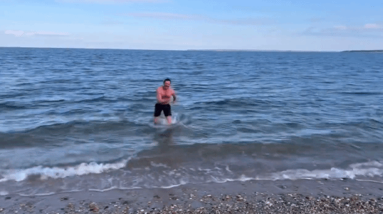 "Wolf Uncle" Tough Guy! Hugh Jackman Welcomes the New Year with Ice Swimming