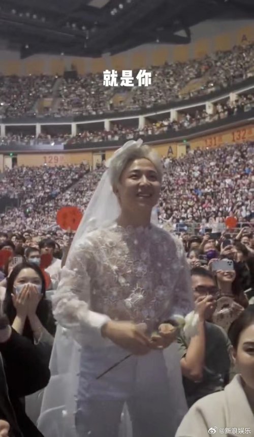 Eason Chan's Live Concert: Male Fan in Wedding Dress Gets Autograph in Front of All Eyes