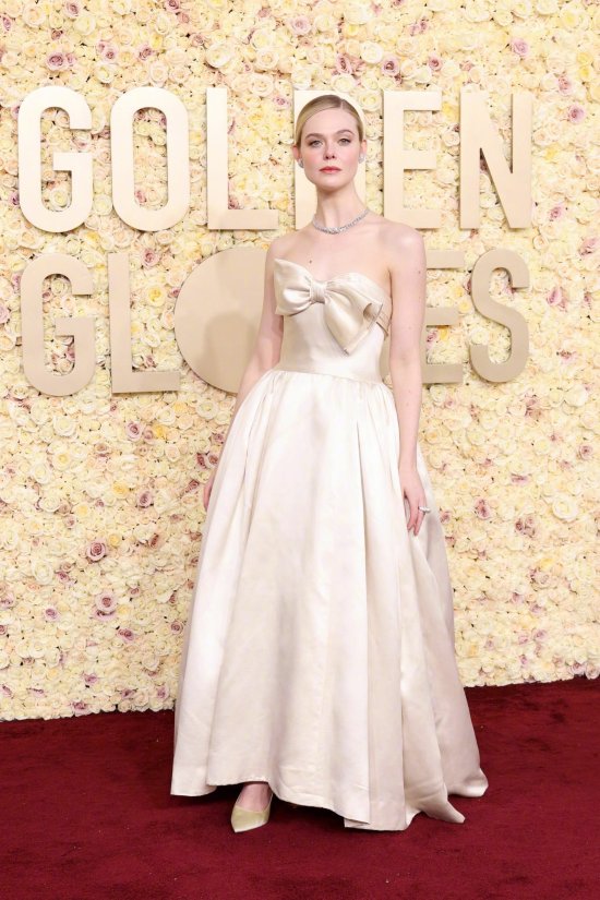 Elle Fanning Shines on Golden Globe Awards Red Carpet: Innocent and Obedient Princess Vibes