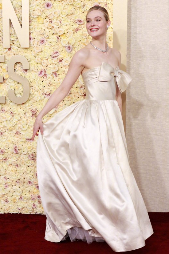 Elle Fanning Shines on Golden Globe Awards Red Carpet: Innocent and ...