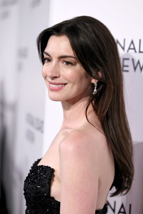 Anne Hathaway, 41, Radiant on the Red Carpet: Elegance in a Black Gown