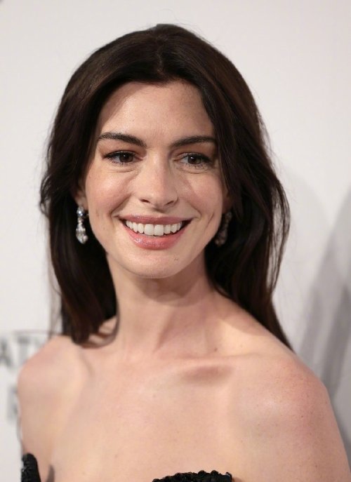 Anne Hathaway, 41, Radiant on the Red Carpet: Elegance in a Black Gown