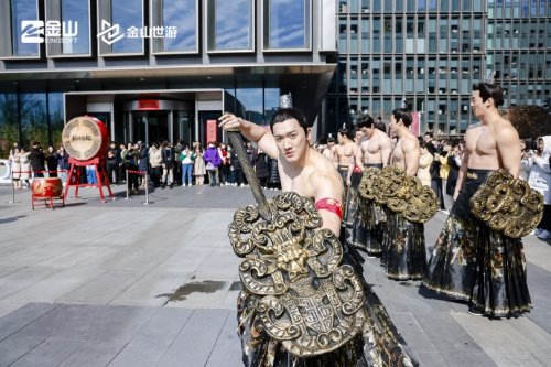 赤膊上阵！金山世游特别举办了《封神演义》质子团元宵活动。手游《封神缘起》与金山封神质子团携手为观众带来战斗舞蹈表演及惊喜礼品。金山世游的官方也发布了现场活动的照片。《封神缘起》是一款国风神话大世界手游，具有次时代特色。故事发生在神话世界封神榜破碎之后，那时神和魔混杂在一起，世界陷入混乱之中。游戏玩家要拯救百姓脱离水火之灾，与不同的神魔展开智力搏斗，收集散落在天庭和人间各地的封神榜碎片，帮助众仙摆脱