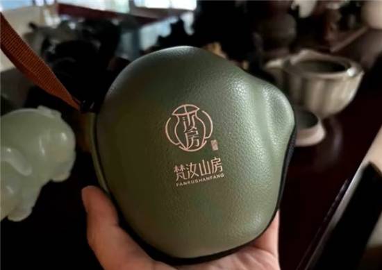 摸鱼时间：烟花秀大量无人机坠beat365下载海 网友卖闲置茶具遭品牌方侵权警告(图8)