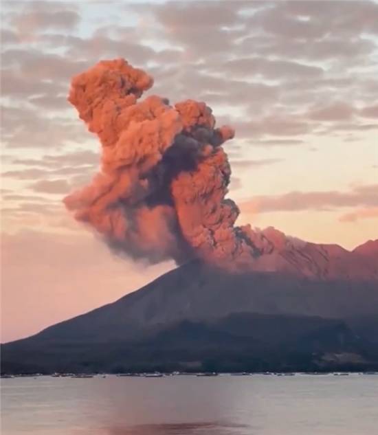 日本樱岛火山爆炸性喷发 灰柱高达3400米