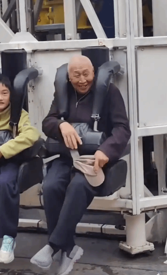 七旬大爷跳河中救轻生女，大爷跳水