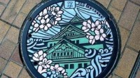这艺术很吸睛 当你的“老婆”躺在别人家的井盖上