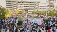 那位喜欢二次元的同学，怎么包包上那么多纸片人？