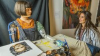用手画画的AI 在威尼斯举办了自己的个人画展