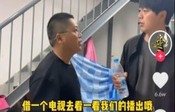 因为背景太假走红的老哥 搞扶贫是认真的